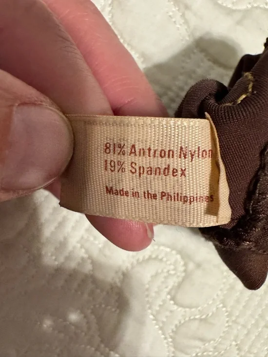 Classic Isotoner Brown Gloves with Tan Chevron Leather Accents - Picture 5 of 6